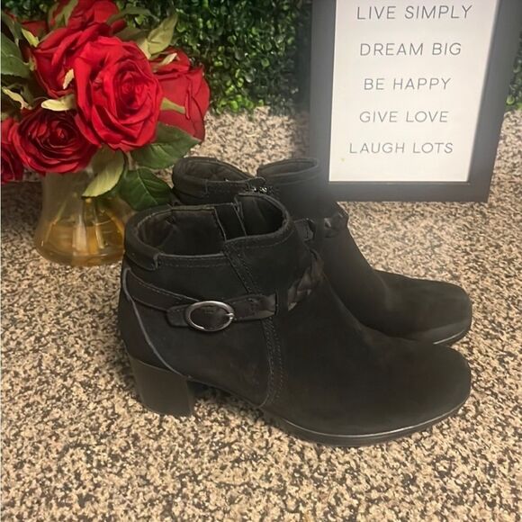 Ladies CLARKS SUEDE BOOTS - Picture 2 of 8
